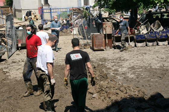 Studenti i zaposleni Univerziteta u Banjoj Luci u akciji čišćenja poplavljenih područja