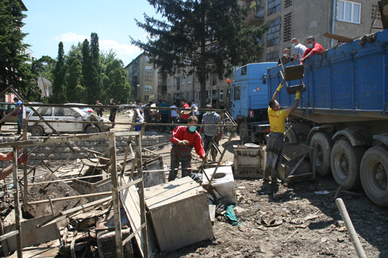 Студенти и запослени Универзитета у Бањој Луци у акцији чишћења поплављених подручја