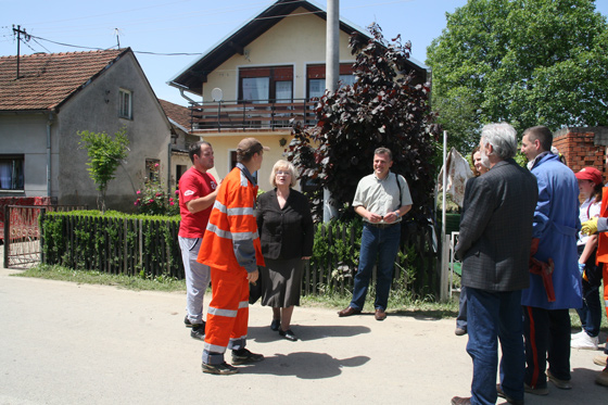 Studente Rudarskog fakulteta angažovane u akciji čišćenja terena u Prijedoru obišli predstavnici Štaba za koordinaciju pomoći i rukovodstva Fakulteta