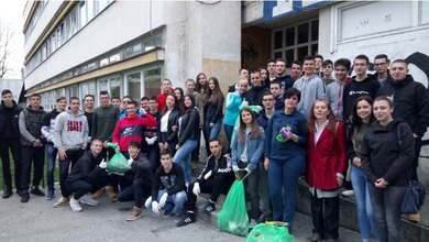 Uz pomoć studenata očišćena dva školska dvorišta