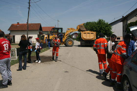 Studente Rudarskog fakulteta angažovane u akciji čišćenja terena u Prijedoru obišli predstavnici Štaba za koordinaciju pomoći i rukovodstva Fakulteta