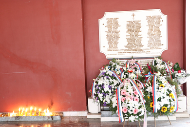  Commemoration Held and Wreaths Laid at the Commemorative Plaque Dedicated to the Fallen Students and Employees