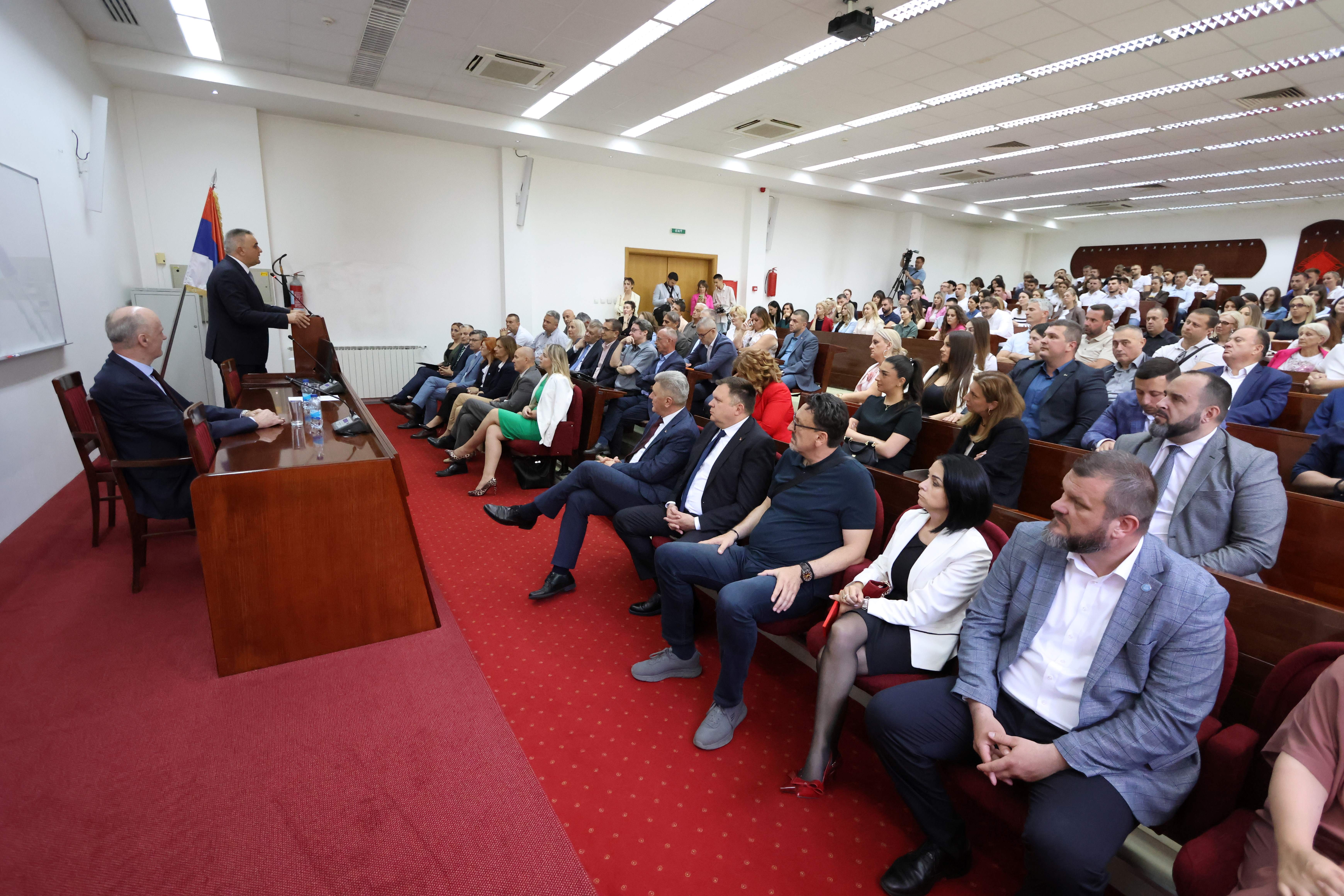 Premijer Minić: Mladi i studenti najvažniji resurs